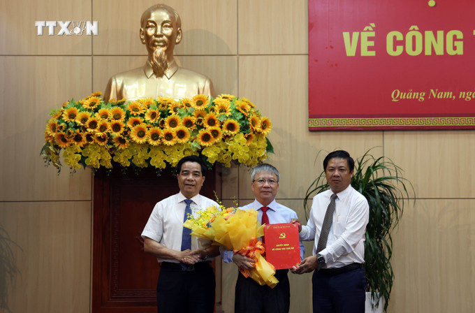 Trao Quyết định chuẩn y cho đồng chí Thiếu tướng Nguyễn Đức Dũng giữ chức vụ Phó Bí thư Tỉnh ủy Quảng Nam. Ảnh: Trần Tĩnh - TTXVN vna_potal_cong_bo_quyet_dinh_chuan_y_chuc_danh_pho_bi_thu_tinh_uy_quang_nam_nhiem_ky_2020_-_2025_7523075.jpg