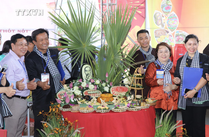 10 món bánh dân gian chế biến từ thốt nốt của đội Bà Rịa - Vũng Tàu giành giải Nhất hội thi. Ảnh: Thanh Sang -TTXVN vna_potal_xac_lap_ky_luc_100_mon_banh_dan_gian_che_bien_tu_thot_not_7522579.jpeg