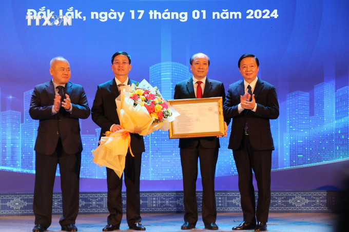 Phó Thủ tướng Chính phủ Trần Hồng Hà trao Quyết định phê duyệt Quy hoạch tỉnh Đắk Lắk thời kỳ 2021 – 2030, tầm nhìn 2050 cho lãnh đạo tỉnh Đắk Lắk. Ảnh: Anh Dũng - TTXVN vna_potal_cong_bo_quy_hoach_tinh_dak_lak_thoi_ky_2021_–_2030_tam_nhin_nam_2050_7183887.jpg