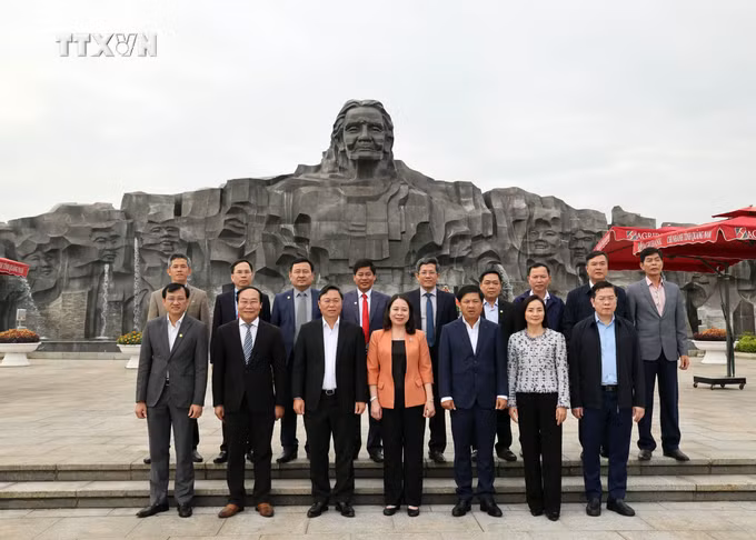 vna_potal_pho_chu_tich_nuoc_vo_thi_anh_xuan_tham_tang_qua_gia_dinh_chinh_sach_tinh_quang_nam_7203357.jpg