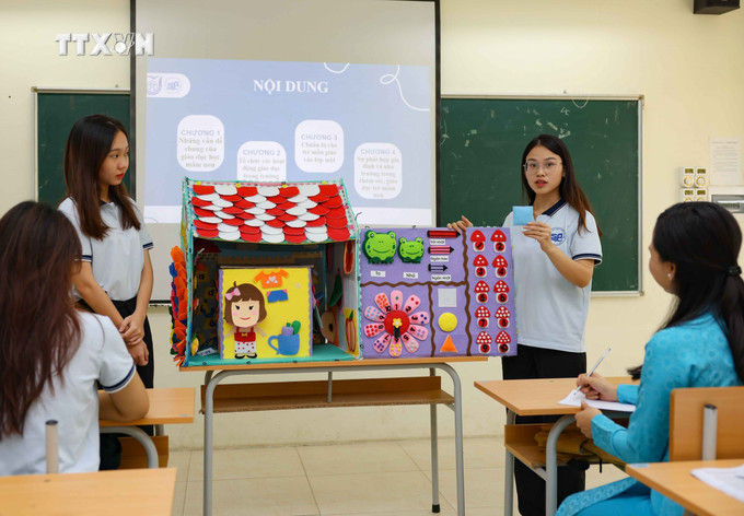 Khoa Sư phạm là đơn vị chuyên môn thuộc Trường Đại học Thủ đô Hà Nội (tiền thân là trường Cao đẳng Sư phạm Hà Nội) có chức năng nghiên cứu, đào tạo, bồi dưỡng giáo viên Mầm non, giáo viên Phổ thông và các chuyên ngành thuộc lĩnh vực khoa học sư phạm. Với môi trường học tập và phát triển nghề nghiệp thân thiện – nhân văn – hiện đại, khoa Sư phạm đang từng ngày chắp cánh cho ước mơ đứng trên bục giảng, trở thành nhà giáo tốt trong tương lai của sinh viên. Ảnh: Thanh Tùng - TTXVN vna_potal_noi_chap_canh_uoc_mo_dung_tren_buc_giang_cua_nhung_nha_giao_tuong_lai_7712304.jpg