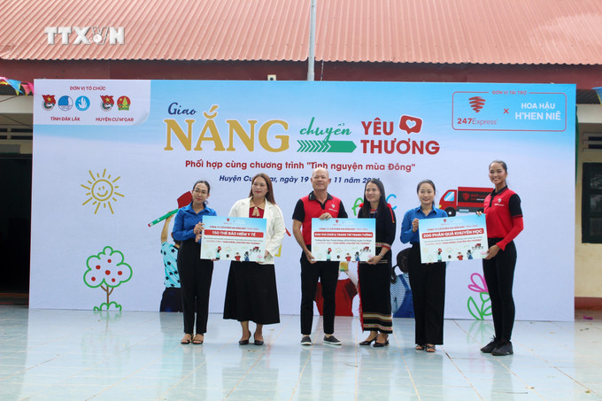 Trao hỗ trợ 150 thẻ bảo hiểm y tế, 200 phần quà khuyến học, công trình khu vui chơi và tranh vẽ tường cho Trường Tiểu học Trưng Vương, xã Ea H'đing. Ảnh: TTXVN phát vna_potal_dak_lak_chuong_trinh_tinh_nguyen_mua_dong_“giao_nang_chuyen_yeu_thuong”_nam_2024_7711732.jpg