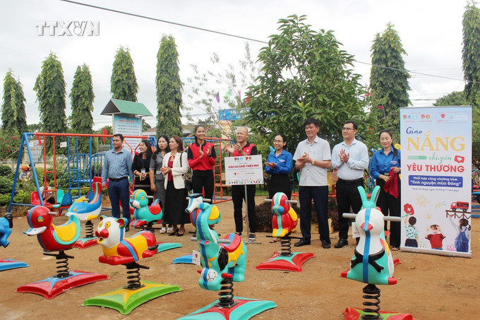 Trao công trình khu vui chơi cho Trường Tiểu học Trưng Vương, xã Ea H'đing, huyện Cư M’gar, tỉnh Đắk Lắk. Ảnh: TTXVN phát vna_potal_dak_lak_chuong_trinh_tinh_nguyen_mua_dong_“giao_nang_chuyen_yeu_thuong”_nam_2024_7711731.jpg