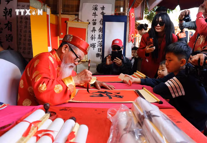 vna_potal_nguoi_dan_ha_noi_ron_rang_du_xuan_trong_mung_2_tet_7222064 (1).jpg