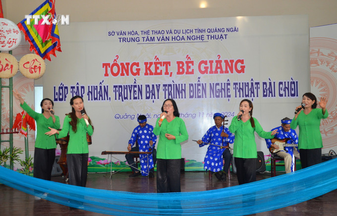 Tiết mục biểu diễn của các thành viên sau khi tham gia tập huấn bài chòi. Ảnh: Đinh Hương - TTXVN vna_potal_quang_ngai_gin_giu_phat_huy_nghe_thuat_bai_choi_7721941.jpg