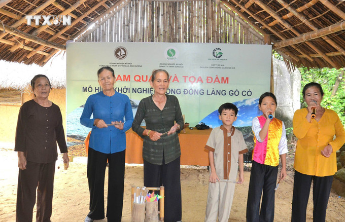 Câu lạc bộ Bài chòi Gò Cỏ, phường Phổ Thạnh, thị xã Đức Phổ, hát bài chòi phục vụ khách du lịch. Ảnh: Đinh Hương - TTXVN vna_potal_quang_ngai_gin_giu_phat_huy_nghe_thuat_bai_choi_7721947.jpg