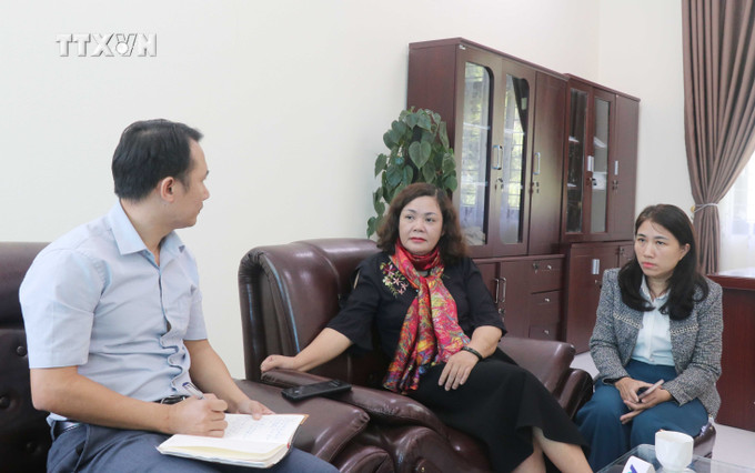 Phóng viên làm việc với Hiệu trưởng Trường Tiểu học Đoàn Kết Nguyễn Thị Phương (giữa). Ảnh: Đinh Thùy - TTXVN vna_potal_nhung_dau_hieu_bat_minh_o_truong_tieu_hoc_doan_ket_lai_chau_7721478.jpg