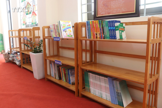 Mặc dù được đầu tư mua sắm nhưng kệ sách tại thư viện Trường Tiểu học Đoàn Kết rất sơ sài. Ảnh: Nguyễn Oanh - TTXVN vna_potal_nhung_dau_hieu_bat_minh_o_truong_tieu_hoc_doan_ket_lai_chau_7721466.jpg