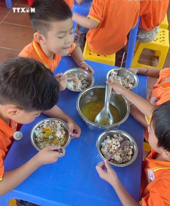 Suất ăn 20.000 đồng/học sinh tại Trường Tiểu học Đoàn Kết, thành phố Lai Châu. Ảnh: Nguyễn Oanh - TTXVN vna_potal_nhung_dau_hieu_bat_minh_o_truong_tieu_hoc_doan_ket_lai_chau_7721479.jpg