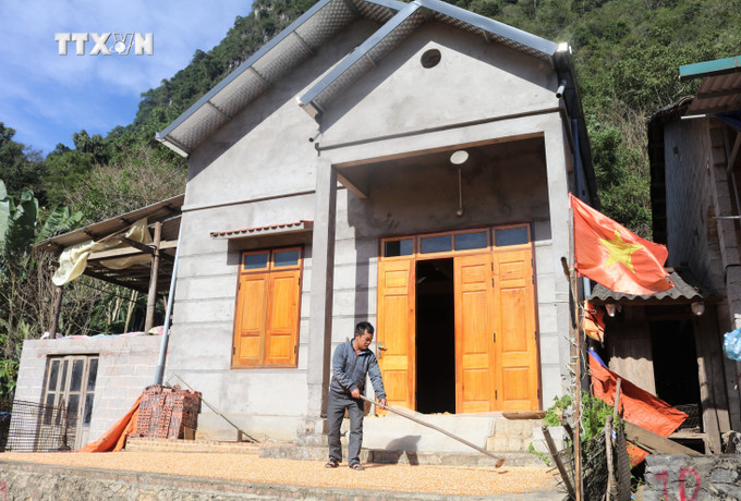 Gia đình ông Nông Hoàng Quỳnh tại xóm Kéo Si, thị trấn Thanh Nhật (Hạ Lang, Cao Bằng) được hỗ trợ xây nhà mới từ chương trình xóa nhà tạm, nhà dột nát. Ảnh: Chu Hiệu - TTXVN vna_potal_cao_bang_no_luc_thuc_hien_xoa_nha_tam_nha_dot_nat_7089692.jpg