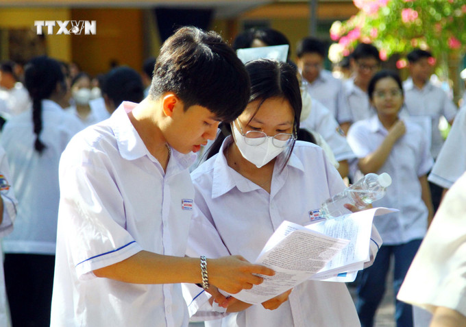 Các thí sinh tại điểm thi trường THPT Đào Duy Từ (thành phố Đồng Hới, tỉnh Quảng Bình) trao đổi về đề thi Ngoại ngữ. Ảnh: Tá Chuyên - TTXVN vna_potal_ky_thi_tot_nghiep_thpt_2024_thi_sinh_quang_binh_vui_ve_ket_thuc_mon_thi_tieng_anh__7455002.jpg