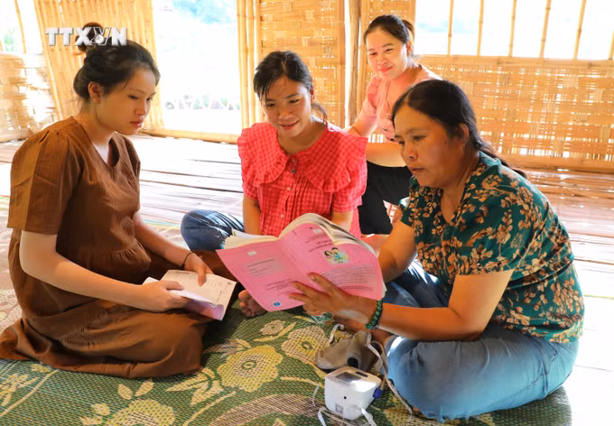 vna_potal_co_do_thon_ban_tan_tam_voi_nghe_noi_vung_cao_dien_bien_7476296.jpg