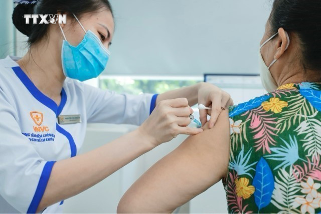 Nhân viên y tế tiêm vacvine phòng bệnh bạch hầu cho người dân. Ảnh: Minh Quyết - TTXVN vna_potal_ha_noi_so_nguoi_di_tiem_vaccine_phong_benh_bach_hau_tang_7476752.jpg