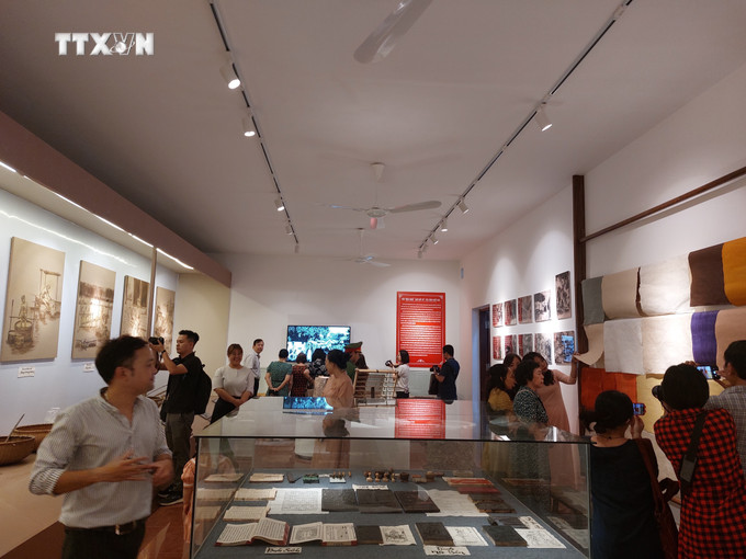 Du khách tham quan không gian trưng bày giới thiệu nghề giấy Dó vùng Bưởi. Ảnh: Minh Ngọc - TTXVN vna_potal_phuc_dung_mo_hinh_lang_nghe_giay_do_vung_buoi_xua_7374142.jpg
