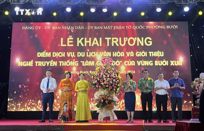 Khai trương Điểm dịch vụ, du lịch văn hóa và giới thiệu nghề truyền thống làm giấy Dó của vùng Bưởi xưa. Ảnh: Minh Ngọc - TTXVN vna_potal_phuc_dung_mo_hinh_lang_nghe_giay_do_vung_buoi_xua_7374140.jpg