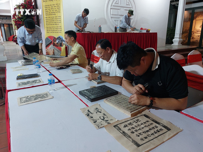 Khắc mộc bản để in trên giấy Dó. Ảnh: Minh Ngọc - TTXVN vna_potal_phuc_dung_mo_hinh_lang_nghe_giay_do_vung_buoi_xua_7374138.jpg