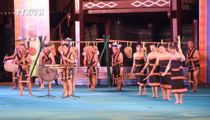 vna_potal_dem_hoi_cong_chieng_am_vong_coi_nguon_–_doan_ket_cac_dan_toc_tinh_kon_tum_7645071.jpg
