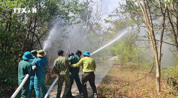 Thực hành phương án phòng cháy chữa cháy tại Khu Bảo tồn loài - sinh cảnh Vườn chim Bạc Liêu. Ảnh: TTXVN vna_potal_chu_dong_bao_ve_khu_bao_ton_loai_-_sinh_canh_vuon_chim_bac_lieu_truoc_nguy_co_chay_7247009.jpg