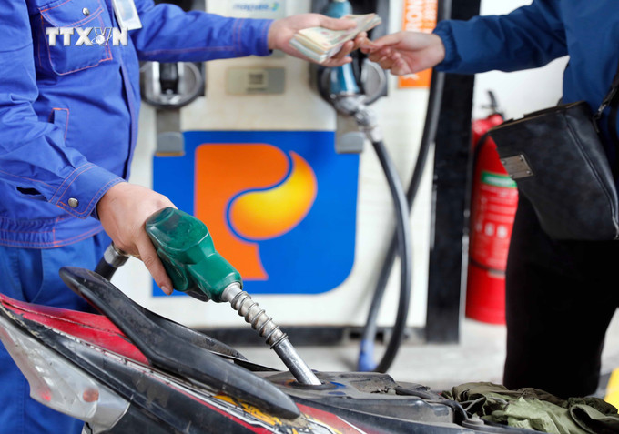 Mua bán xăng, dầu tại điểm kinh doanh xăng dầu Petrolimex. Ảnh: Trần Việt - TTXVN vna_potal_gia_xang_dau_tang_lan_thu_4_lien_tiep_7464974.jpg
