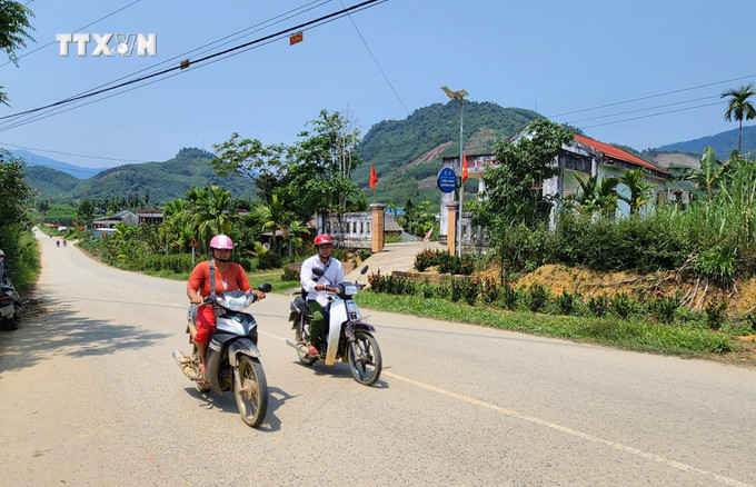 Công trình thắp sáng đường quê tại xã Hương Hữu (Nam Đông, Thừa Thiên - Huế). Ảnh: Mai Trang - TTXVN vna_potal_dau_an_mau_ao_xanh_noi_vung_nui_cao_xu_hue_7288230.jpeg