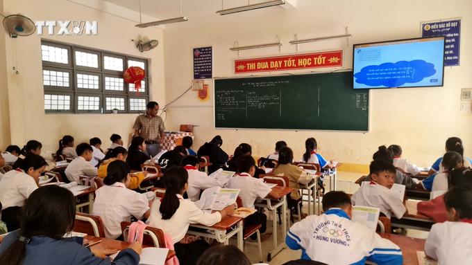Giờ học của học sinh trường Trung học Cơ sở Hùng Vương tại xã biên giới Ia Đal (Ia H'Drai, Kon Tum). Ảnh: Khoa Chương - TTXVN vna_potal_kon_tum_chu_trong_phat_trien_giao_duc_tai_vung_bien_gioi__7391647.jpg