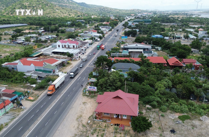 Một góc xã Cà Ná (huyện Thuận Nam, tỉnh Ninh Thuận) đạt chuẩn xã nông thôn mới nâng cao với hệ thống giao thông thuận lợi tạo động lực thúc đẩy kinh tế - xã hội của địa phương. Ảnh: Nguyễn Thành – TTXVN vna_potal_ninh_thuan_day_manh_thuc_hien_chuong_trinh_muc_tieu_quoc_gia_xay_dung_nong_thon_moi_6847486.jpg
