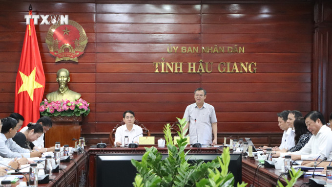 Phó Chủ tịch Thường trực UBND tỉnh Hậu Giang Trương Cảnh Tuyên phát biểu. Ảnh: Hồng Thái - TTXVN vna_potal_hau_giang_lam_viec_ve_de_an_khai_thac_tau_du_lich_xa_no_7436132.jpg