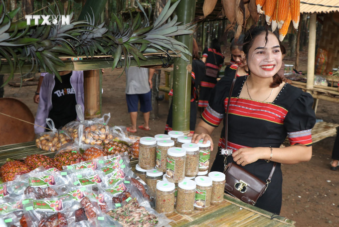 Người Gié-Triêng tại làng Đăk Răng, xã Đăk Dục (Ngọc Hồi, Kon Tum) giới thiệu sản vật địa phương. Ảnh: Khoa Chương - TTXVN vna_potal_lang_du_lich_cong_dong_dau_tien_o_vung_bien_gioi_ngoc_hoi_kon_tum_7381004.jpg