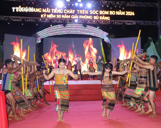 Tiết mục văn nghệ biểu diễn tại Lễ hội “Vang mãi tiếng chày trên sóc Bom Bo”. Ảnh: Nhật Bình - TTXVN vna_potal_binh_phuoc_nong_nan_dem_hoi_soc_bom_bo_7697125.jpg