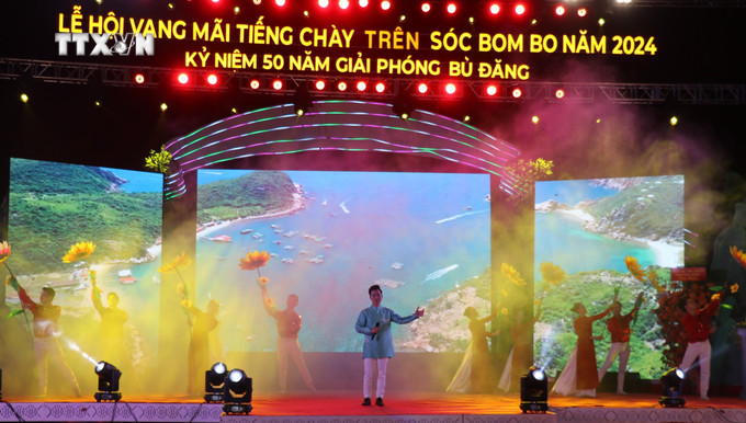 Tiết mục văn nghệ biểu diễn tại Lễ hội “Vang mãi tiếng chày trên sóc Bom Bo”. Ảnh: Nhật Bình - TTXVN vna_potal_binh_phuoc_nong_nan_dem_hoi_soc_bom_bo_7697120.jpg