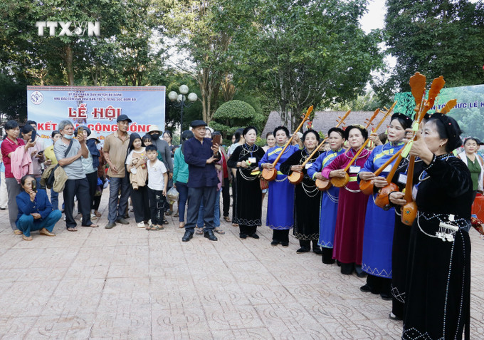 Khách tham quan hào hứng xem biểu diễn của đồng bào dân tộc thiểu số. Ảnh: Nhật Bình – TTXVN vna_potal_binh_phuoc_hang_tram_ngan_nguoi_no_nuc_tham_gia_le_hoi_“vang_mai_tieng_chay_tren_soc_bom_bo”__7696984.jpg