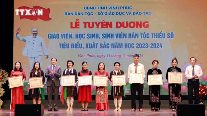 Trao Giấy khen của Ban dân tộc tỉnh Vĩnh Phúc cho các thầy cô giáo dân tộc thiểu số tiêu biểu. Ảnh: Hoàng Hùng -TTXVN vna_potal_vinh_phuc_tuyen_duong_giao_vien_hoc_sinh_sinh_vien_dan_toc_thieu_so_tieu_bieu_xuat_sac__7697650.jpg