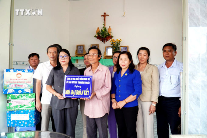 Trao 7 nhà Đại đoàn kết cho người có hoàn cảnh khó khăn tại huyện Hàm Thuận Bắc. Ảnh: Hồng Hiếu - TTXVN vna_potal_trao_7_nha_dai_doan_ket_cho_nguoi_co_hoan_canh_kho_khan_tai_binh_thuan_7747368.jpg
