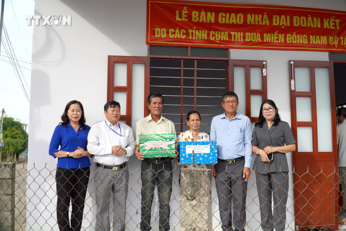 Cụm thi đua Ủy ban Mặt trận Tổ quốc Việt Nam các tỉnh Đông Nam Bộ trao nhà cho các hộ dân. Ảnh: Hồng Hiếu - TTXVN vna_potal_trao_7_nha_dai_doan_ket_cho_nguoi_co_hoan_canh_kho_khan_tai_binh_thuan_7747360.jpg