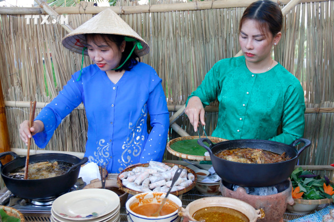 Tái hiện món ăn chả cuốn cá trích và vịt thả dầm B ắc Bình tại sự kiện “The Lost Recipes”. Ảnh: Nguyễn Thanh - TTXVN vna_potal_tai_hien_nhung_mon_an_that_truyen_o_phan_thiet_binh_thuan_7294523.jpg