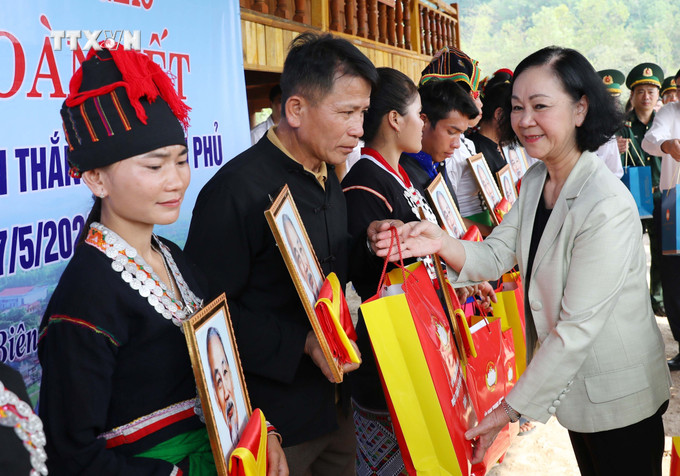 Thường trực Ban Bí thư Trương Thị Mai trao quà cho người dân có hoàn cảnh khó khăn tại xã Hua Thanh, huyện Điện Biên. Ảnh: Trung Kiên - TTXVN vna_potal_dong_chi_truong_thi_mai_cung_doan_cong_tac_tham_va_lam_viec_tai_tinh_dien_bien_7293242.jpg