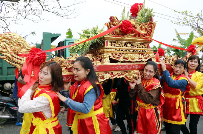 Màn rước kiệu tại lễ hội. Ảnh: Thái Thuần - TTXVN vna_potal_le_hoi_nghe_duc_kim_loai_truyen_thong_lang_tong_xa_nam_dinh_7280202.jpg