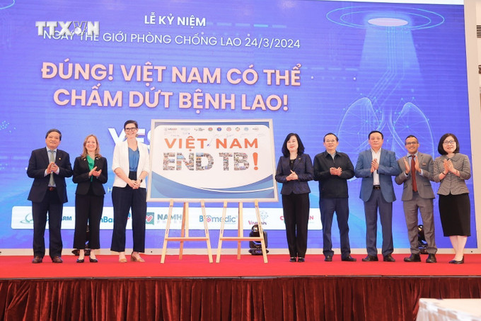 Đại biểu ký tên thể hiện cam kết chấm dứt bệnh lao tại Việt Nam. Ảnh: Minh Quyết - TTXVN vna_potal_le_ky_niem_ngay_the_gioi_phong_chong_lao_nam_2024_7283490(1).jpeg