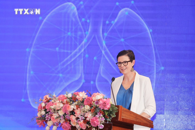 Tiến sỹ Angela Pratt, Trưởng Đại diện Tổ chức Y tế Thế giới tại Việt Nam phát biểu. Ảnh: Minh Quyết - TTXVN vna_potal_le_ky_niem_ngay_the_gioi_phong_chong_lao_nam_2024_7283495.jpeg