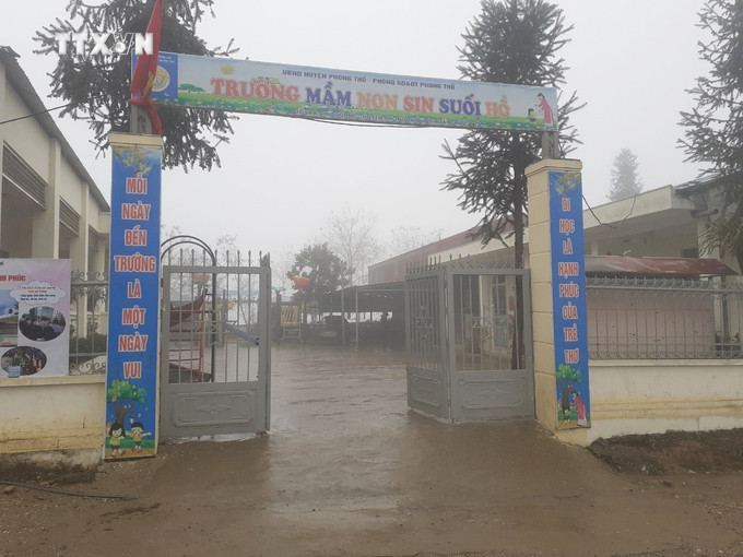 Trường mầm non xã Sin Suối Hồ, huyện Phong Thổ, tỉnh Lai Châu cho học sinh nghỉ học khi nhiệt độ giảm xuống còn 4 độ C. Ảnh: Nguyễn Oanh-TTXVN vna_potal_mot_so_truong_hoc_o_lai_chau_cho_hoc_sinh_nghi_hoc_7193704.jpg