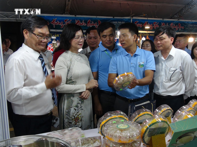 Các đại biểu tham quan gian hàng yến sào. Ảnh: K GỬIH-TTXVN vna_potal_ngay_hoi_yen_sao_va_trung_bay_quang_ba_nong_san_thuong_mai_dich_vu_ho_tro_nong_dan_binh_phuoc_7325594.jpg