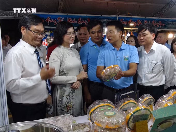 vna_potal_ngay_hoi_yen_sao_va_trung_bay_quang_ba_nong_san_thuong_mai_dich_vu_ho_tro_nong_dan_binh_phuoc_7325594.jpg