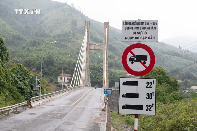Cầu treo Đakrông (huyện Đakrông) được đưa vào khai thác sử dụng từ năm 2002, nối Quốc lộ 9 đi Cửa khẩu Quốc tế La Lay, đã xuống cấp và có nguy cơ bị sập bất cứ lúc nào. Ảnh: TTXVN phát vna_potal_quang_tri_hon_100_cay_cau_bi_xuong_cap_nghiem_trong_7721736.jpg