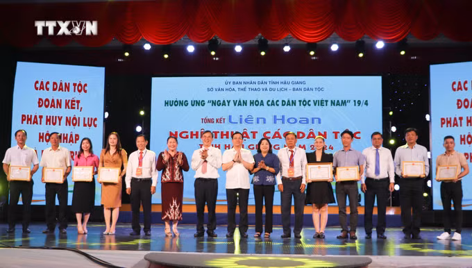 vna_potal_hau_giang_tong_ket_lien_hoan_nghe_thuat_cac_dan_toc_7331583.jpg
