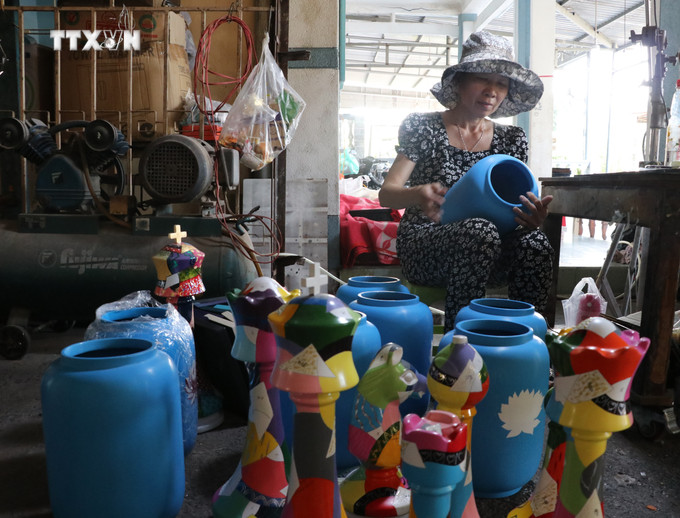 Những người giữ lửa nghề ở làng sơn màiTương Bình Hiệp, thành phố Thủ Dầu Một, tỉnh Bình Dương. Ảnh: Dương Chí Tưởng-TTXVN vna_potal_san_pham_ocop_o_dia_phuong_giu_lua_nghe_son_mai_tuong_binh_hiep_7331705.jpg