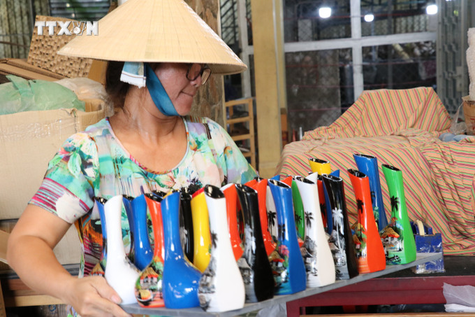 Chế tác những sản phẩm sơn mài tại làng nghề Tương Bình Hiệp, thành phố Thủ Dầu Một, tỉnh Bình Dương. Ảnh: Dương Chí Tưởng-TTXVN vna_potal_san_pham_ocop_o_dia_phuong_giu_lua_nghe_son_mai_tuong_binh_hiep_7331679.jpg