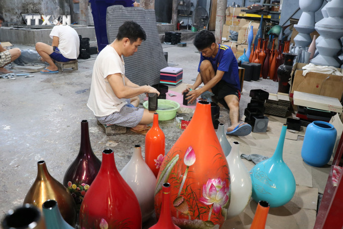 Người dân địa phương "giữ lửa" Làng nghề sơn mài Tương Bình Hiệp, thành phố Thủ Dầu Một, tỉnh Bình Dương. Ảnh: Dương Chí Tưởng-TTXVN vna_potal_san_pham_ocop_o_dia_phuong_giu_lua_nghe_son_mai_tuong_binh_hiep_7331688.jpg