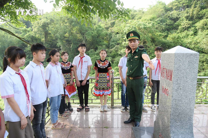 Đồn Biên phòng Bảo Lâm và học sinh Trường Tiểu học và THCS xã Bảo Lâm, huyện Cao Lộc, tham gia “Tiết học biên cương” tại cột mốc 1140. Ảnh: Anh Tuấn – TTXVN vna_potal_boi_dap_tinh_yeu_to_quoc_tu_nhung_“tiet_hoc_bien_cuong”_7418122.jpg