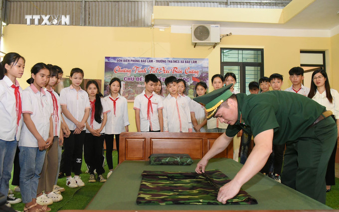 Chiến sỹ Đồn Biên phòng Bảo Lâm hướng dẫn giáo viên, học sinh Trường Tiểu học và THCS xã Bảo Lâm gấp chăn theo cách của bộ đội trong “Tiết học biên cương”. Ảnh: Anh Tuấn – TTXVN vna_potal_boi_dap_tinh_yeu_to_quoc_tu_nhung_“tiet_hoc_bien_cuong”_7418125.jpg