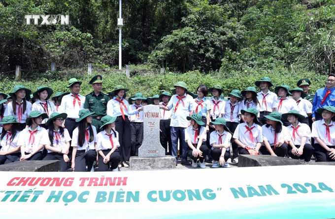 Đồn Biên phòng Cửa khẩu Quốc tế Hữu Nghị và Trường THCS thị trấn Đồng Đăng, huyện Cao Lộc, tổ chức “Tiết học biên cương” tại cột mốc 1114/2. Ảnh: Anh Tuấn – TTXVN vna_potal_boi_dap_tinh_yeu_to_quoc_tu_nhung_“tiet_hoc_bien_cuong”_7418117.jpg